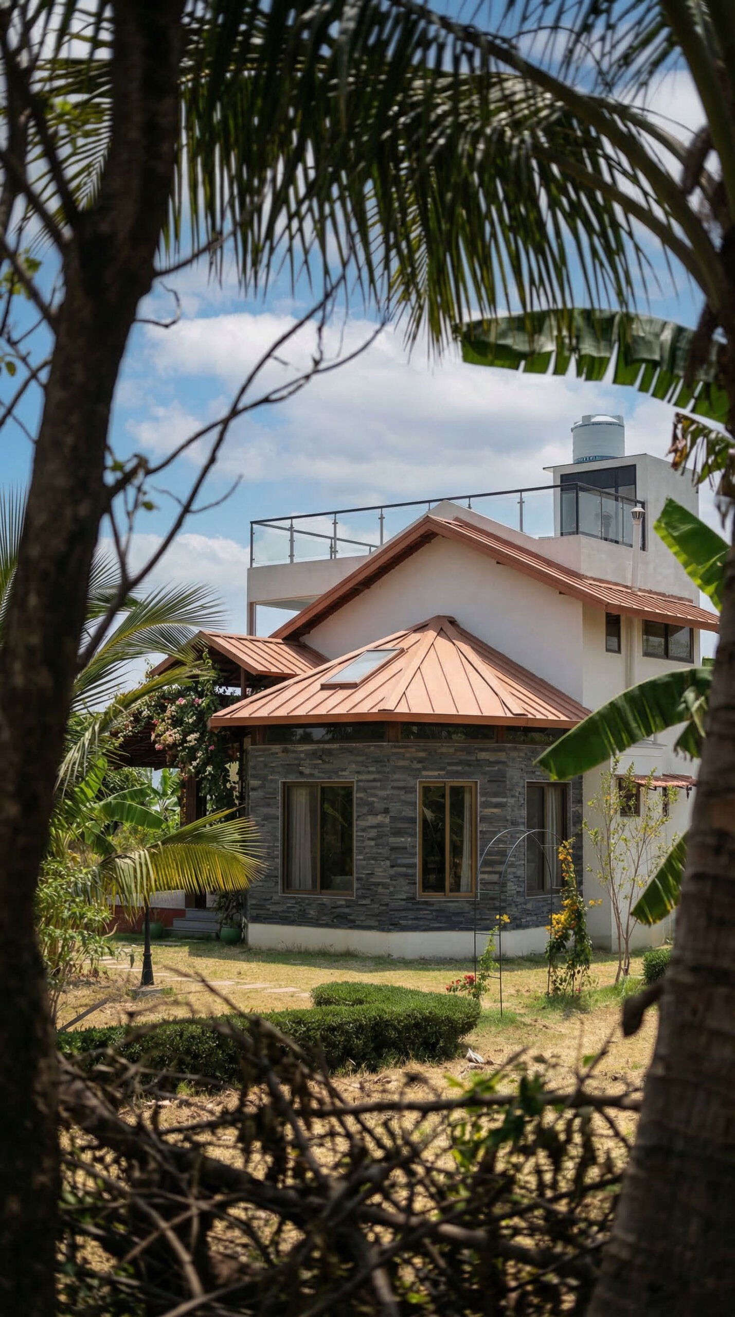 Ranch-style farmhouse with bougainvillea — Hosachiguru