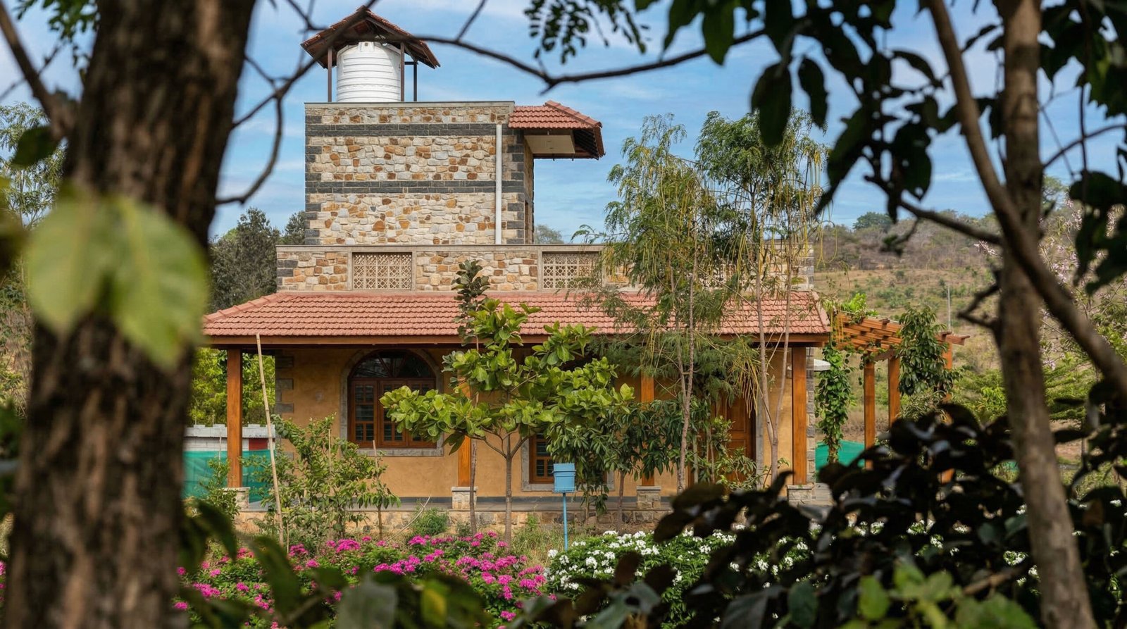 Farmhouse hidden in tree canopy — Hosachiguru